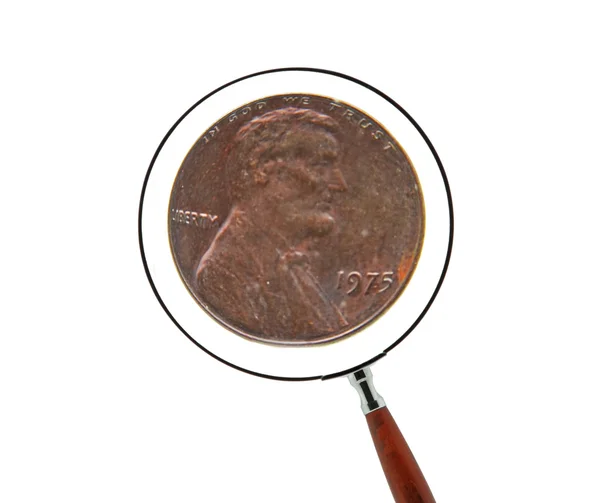 Framsidan av ett usa 1 cent (penny) mynt med abraham Lincolns stående bakom ett förstoringsglas — Stockfoto