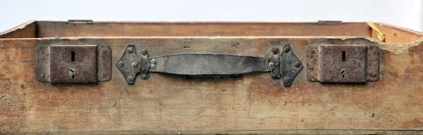 Деталь замка старого деревянного чемодана — стоковое фото