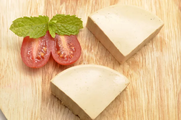 Détail de la table avec pâté et tomate — Photo