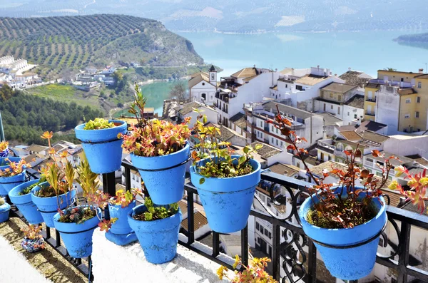 Vasi da fiori a Iznajar, una città andalusa — Foto Stock