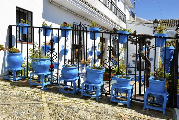 Bloempotten in een Andalusische stad — Stockfoto