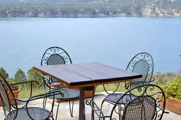 Table and chairs in the reservoir Negratin, Granada — Stock Photo, Image