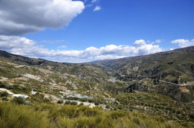 Dağ ve vadi Alpujarra, Granada 'daki Guadalfeo nehri boyunca akar.