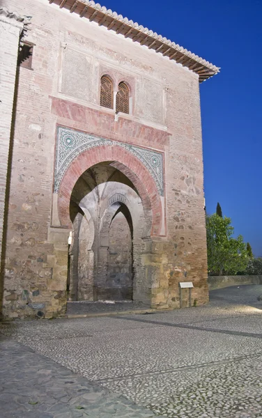 Belo portão arqueado arquitetônico mouro, Puerta del Vino na Alhambra ao pôr-do-sol, Espanha — Fotografia de Stock