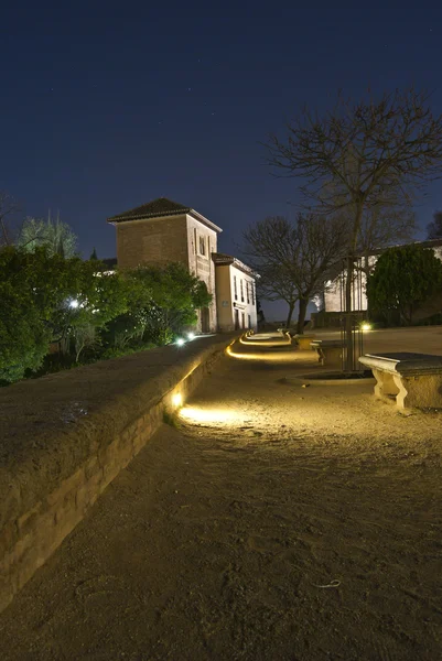 Na Alhambra à noite. Puerta del vino em segundo plano — Fotografia de Stock