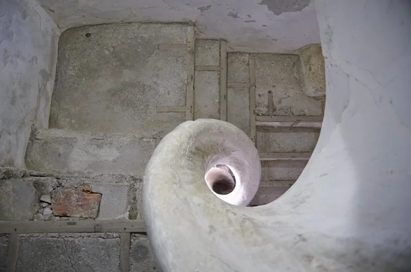 Спиральная каменная лестница — стоковое фото