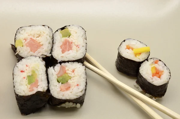 Sushi ütögesse — Stock Fotó