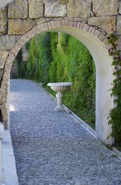 Bahçedeki kaynak ve yayla yolu