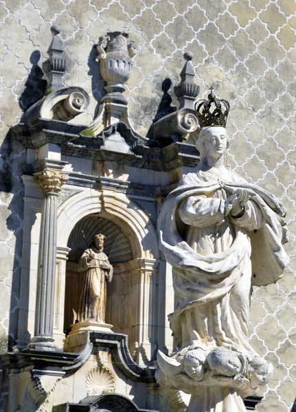 Sculpture de la Vierge Immaculée. Sur la façade arrière de l'église Saint-François — Photo