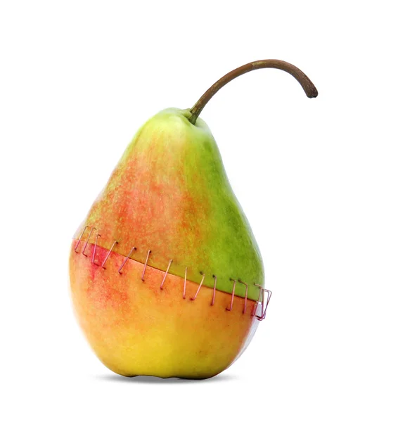 Pera e mela pinzate insieme simboleggiano la manipolazione genica . Immagine Stock