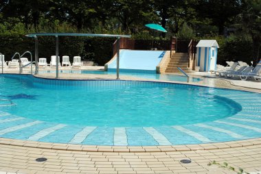 berrak Yüzme Havuzu ve olmadan beyaz şezlong