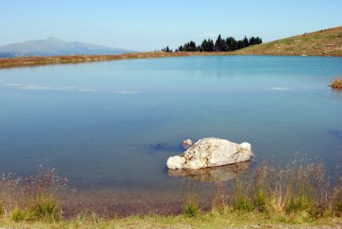 bir dağ manzarası, Avusturya Alplerinde parlak lake