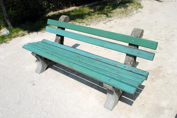 Green wooden bench in the park, sunny day — Stock Photo, Image