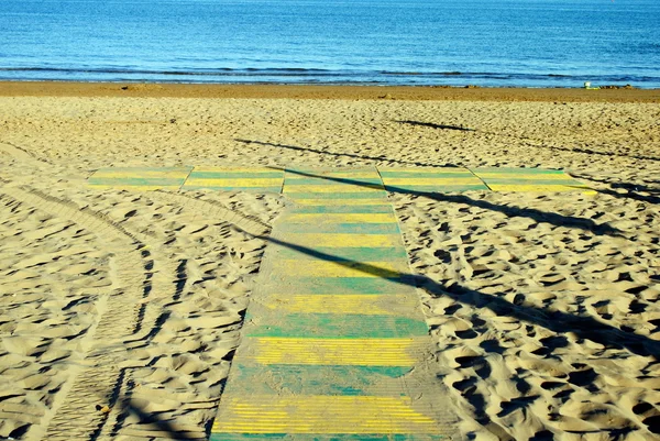Placas de plástico camino en la playa de arena —  Fotos de Stock