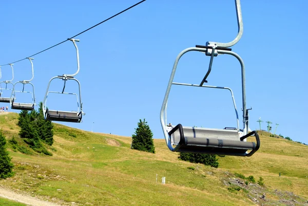 Mountain chair lift with two places for — Stock Photo, Image