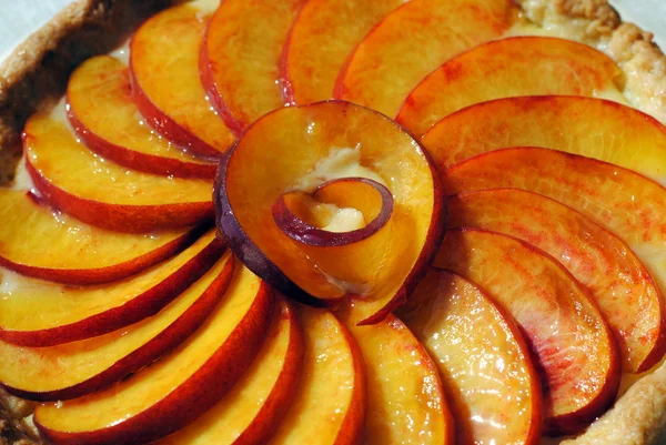 Fruit cake covered with fresh slices of peaches — Stock Photo, Image