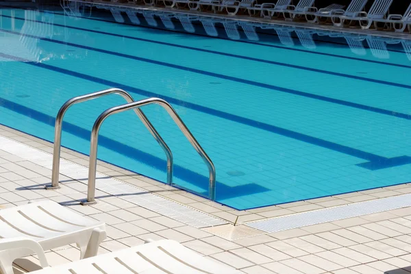 Escada de aço inoxidável da piscina — Fotografia de Stock