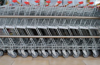 tekerlekli yük arabaları üst üste Market