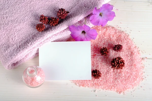 Koupelová sůl, květiny a prázdné vizitky, koncept wellness — Stock fotografie