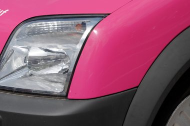 pembe araba kafa lambası yakın çekim