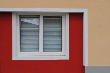 beyaz kırmızı bir duvar, modern mimari pencere