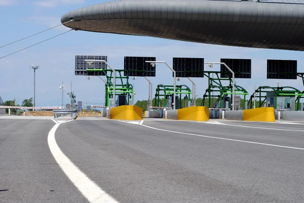 Αυτοκινητόδρομος πύλη διοδίων στην ιταλική οδική Εικόνα Αρχείου