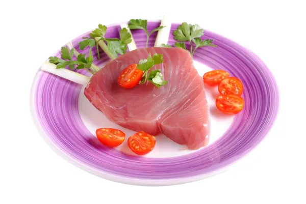 Syrové tuňák steak, izolovaných na bílém pozadí — Stock fotografie