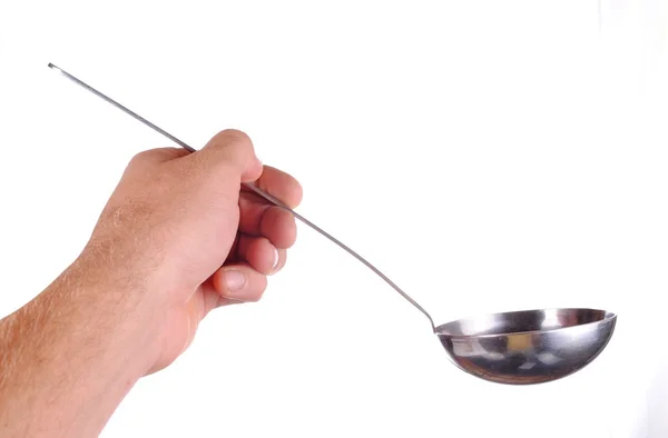 La mano sostiene un cucharón de sopa, aislado en blanco — Foto de Stock