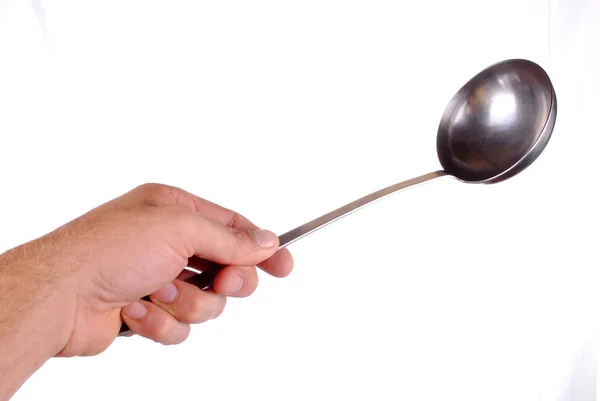 La mano sostiene un cucharón de sopa, aislado en blanco — Foto de Stock