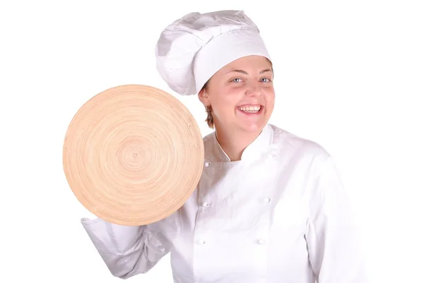 Genç kadın aşçı üzerinde beyaz izole bir ahşap yemek gösteriliyor — Stok fotoğraf