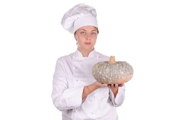 Jonge vrouwelijke chef-kok een pompoen, geïsoleerd op wit weergegeven: — Stockfoto