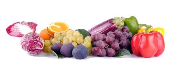 Frutas y verduras otoñales sobre fondo blanco, sombras suaves —  Fotos de Stock