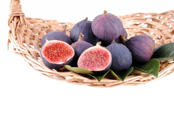 Purple figs in a straw basket — Stock Photo, Image