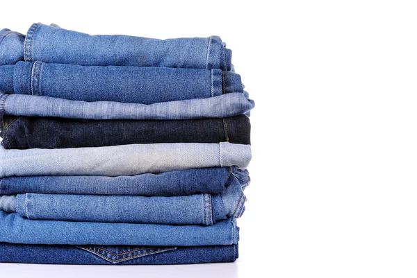 Pilha de diferentes tipos de jeans azuis — Fotografia de Stock