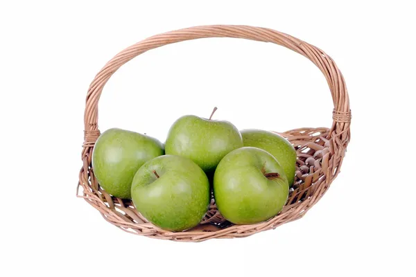 Πράσινα μήλα σε ένα ψάθινο καλάθι — Φωτογραφία Αρχείου