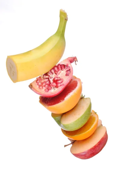 Купка з нарізаних кольорових фруктів — стокове фото