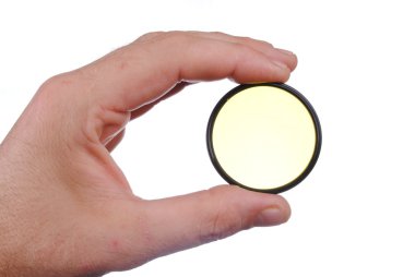 Beyaz arka plan üzerinde izole bir fotoğraf filtresi adam elini tutar