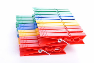 yumuşak gölgeler beyaz arka plan üzerinde renkli giysiler mandal