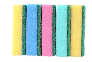 Beyaz arkaplanda izole edilmiş renkli sünger
