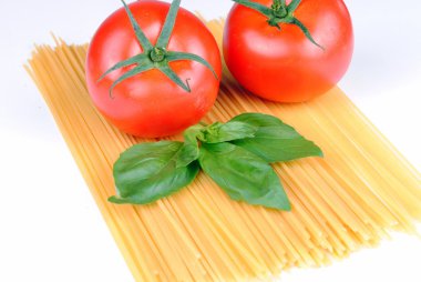 pişmemiş makarna ve domates