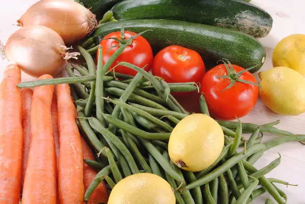 Légumes bio frais sur une table en bois — Photo