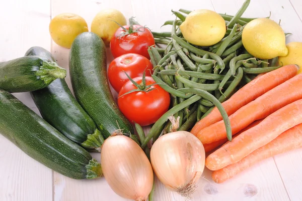 Verduras orgánicas frescas en una mesa de madera —  Fotos de Stock