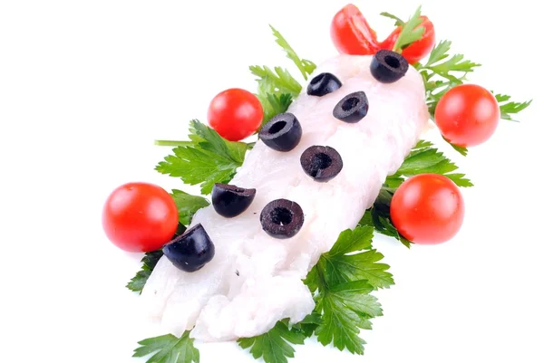 Kabeljausteak mit Tomaten Oliven und Petersilie isoliert auf weiß Stockfoto
