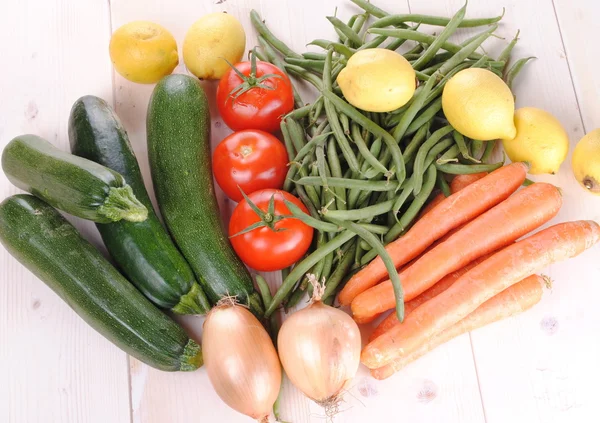 Tahta bir masada taze organik sebzeler — Stok fotoğraf