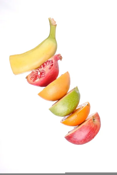 Mucchio di frutta a fette colorate isolato su sfondo bianco — Foto Stock