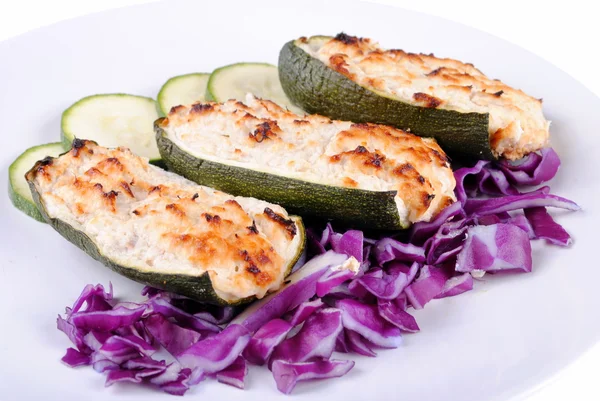 Courgettes farcies au thon et fromage sur fond blanc — Photo