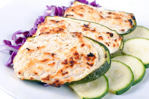 Courgettes farcies au thon et fromage sur fond blanc — Photo