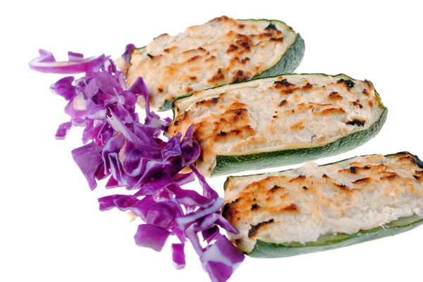 Courgettes farcies au thon et fromage sur fond blanc — Photo