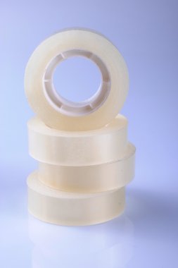 bir yığın içinde şeffaf bant rulo