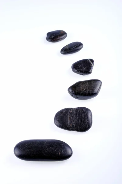 Zwarte zen stenen op witte achtergrond, zachte schaduwen — Stockfoto